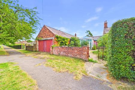3 bedroom Semi-detached house for sale in Howe Lane, Goxhill, DN19