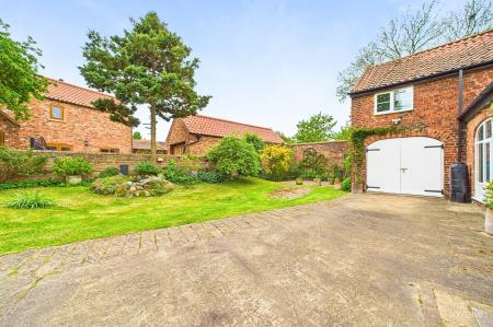6 bedroom Detached house for sale in North Street, Barrow-Upon-Humber, DN19