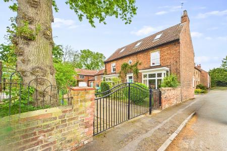 6 bedroom Detached house for sale in North Street, Barrow-Upon-Humber, DN19