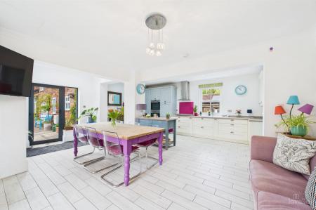 6 bedroom Detached house for sale in North Street, Barrow-Upon-Humber, DN19