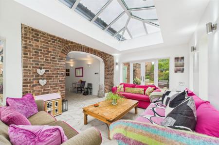 6 bedroom Detached house for sale in North Street, Barrow-Upon-Humber, DN19