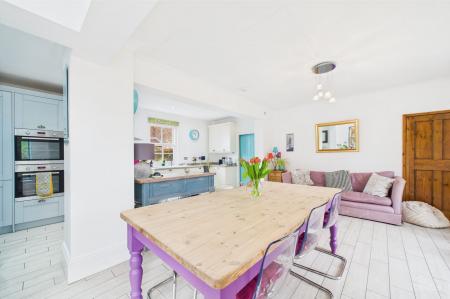 6 bedroom Detached house for sale in North Street, Barrow-Upon-Humber, DN19