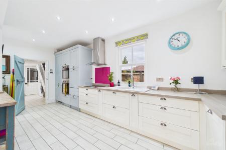 6 bedroom Detached house for sale in North Street, Barrow-Upon-Humber, DN19