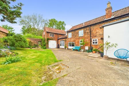 6 bedroom Detached house for sale in North Street, Barrow-Upon-Humber, DN19