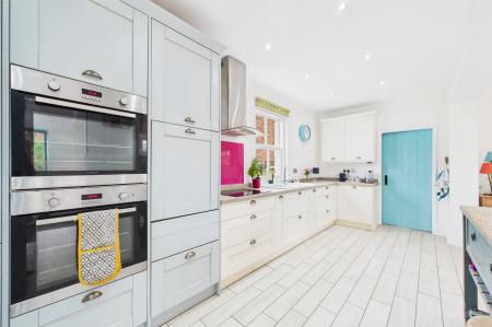 6 bedroom Detached house for sale in North Street, Barrow-Upon-Humber, DN19