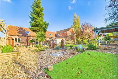 5 bedroom Detached house for sale in North End, Goxhill, DN19