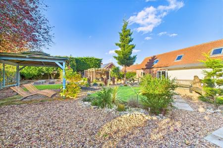 5 bedroom Detached house for sale in North End, Goxhill, DN19