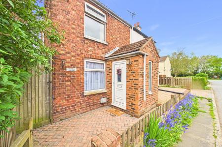 2 bedroom Semi-detached house for sale in Townside, East Halton, DN40