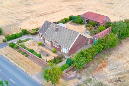 3 bedroom Detached bungalow for sale in Ferry Road, Goxhill, North Lincolnshire, DN19