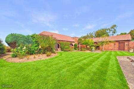 3 bedroom Detached bungalow for sale in Ferry Road, Goxhill, North Lincolnshire, DN19