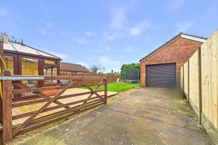 3 bedroom Semi-detached house for sale in Walker Drive, Winterton, DN15