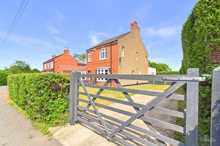 4 bedroom Detached house for sale in Townside, East Halton, DN40