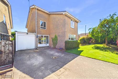 4 bedroom Detached house for sale in Cornhill Drive, Barton-Upon-Humber, North Lincolnshire, DN18