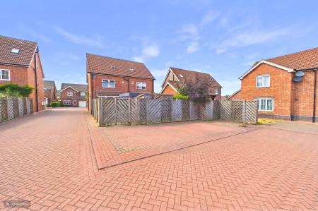 3 bedroom Semi-detached house for sale in Bayleaf Lane, Barton-upon-Humber, North Lincolnshire, DN18