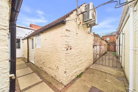 3 bedroom Terraced House for sale in High Street, Barton-upon-Humber, North Lincolnshire, DN18