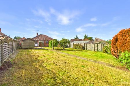 3 bedroom Detached bungalow for sale in East Acridge, Barton-upon-Humber, North Lincolnshire, DN18