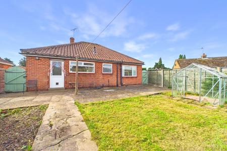 3 bedroom Detached bungalow for sale in East Acridge, Barton-upon-Humber, North Lincolnshire, DN18