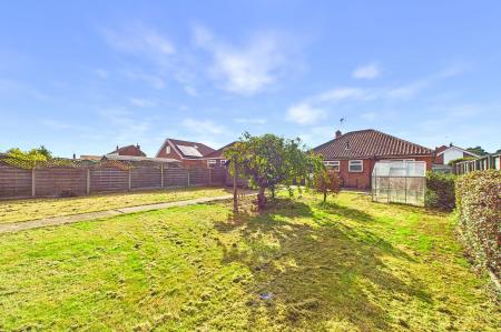 3 bedroom Detached bungalow for sale in East Acridge, Barton-upon-Humber, North Lincolnshire, DN18