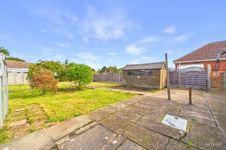 3 bedroom Detached bungalow for sale in East Acridge, Barton-upon-Humber, North Lincolnshire, DN18