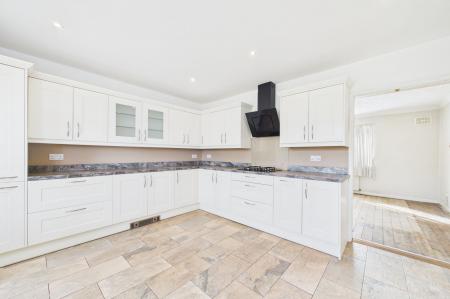 3 bedroom Detached bungalow for sale in East Acridge, Barton-upon-Humber, North Lincolnshire, DN18