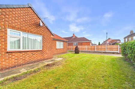 3 bedroom Detached bungalow for sale in East Acridge, Barton-upon-Humber, North Lincolnshire, DN18