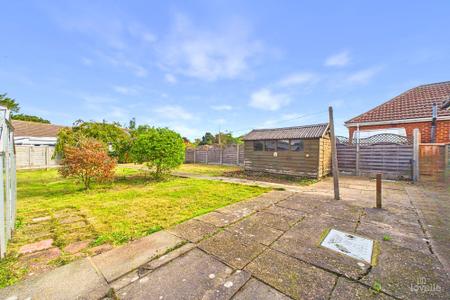 3 bedroom Detached bungalow for sale in East Acridge, Barton-upon-Humber, North Lincolnshire, DN18