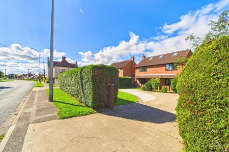 5 bedroom Detached house for sale in Ferry Road, Barrow-upon-Humber, North Lincolnshire, DN19