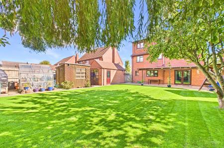 5 bedroom Detached house for sale in Ferry Road, Barrow-upon-Humber, North Lincolnshire, DN19