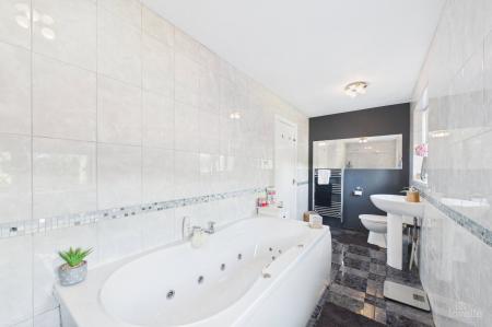 5 bedroom Detached house for sale in Ferry Road, Barrow-upon-Humber, North Lincolnshire, DN19