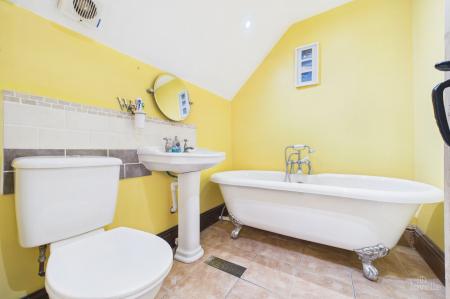 4 bedroom Detached house for sale in Ferry Lane, Winteringham, North Lincolnshire, DN15