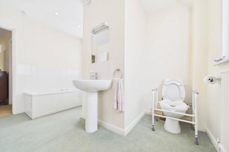 5 bedroom Detached house for sale in Ferriby Road, Barton-upon-Humber, North Lincolnshire, DN18