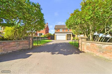 5 bedroom Detached house for sale in Ferriby Road, Barton-upon-Humber, North Lincolnshire, DN18