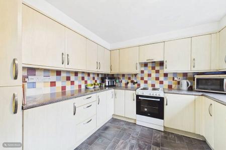 3 bedroom Semi-detached house for sale in Hedgerow Close, Barrow-upon-Humber, North Lincolnshire, DN19