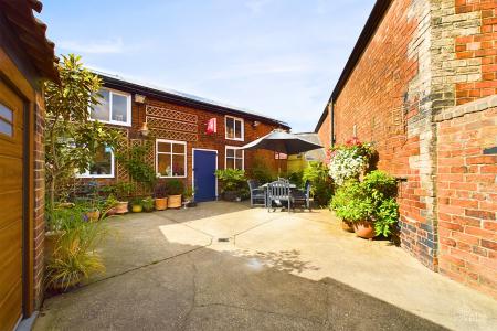 4 bedroom Detached house for sale in High Street, Barton upon Humber, North Lincolnshire, DN18