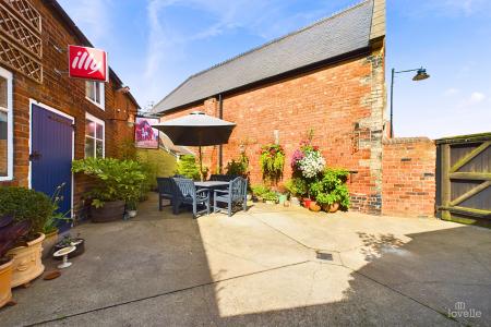 4 bedroom Detached house for sale in High Street, Barton upon Humber, North Lincolnshire, DN18