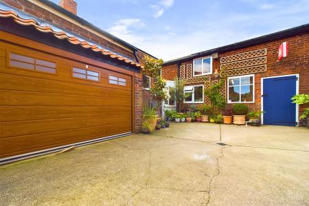 4 bedroom Detached house for sale in High Street, Barton upon Humber, North Lincolnshire, DN18