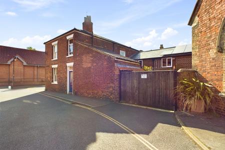 4 bedroom Detached house for sale in High Street, Barton upon Humber, North Lincolnshire, DN18