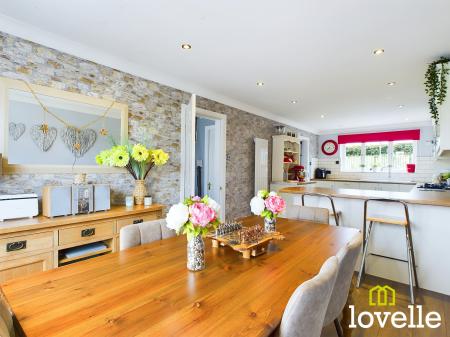 5 bedroom Detached house for sale in Manor Garth, Skidby, East Riding of Yorkshire, HU16