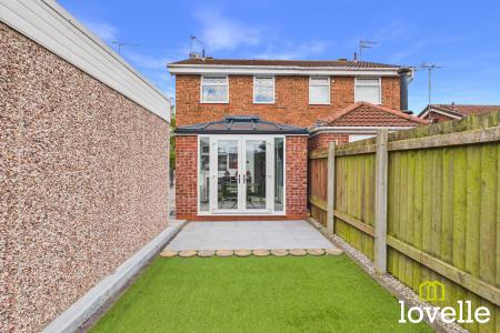 2 bedroom Semi-detached house for sale in Tudor Drive, Hull, HU6