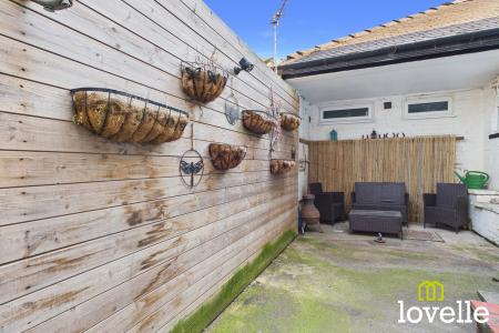 2 bedroom Mews house for sale in Oakwood Mews