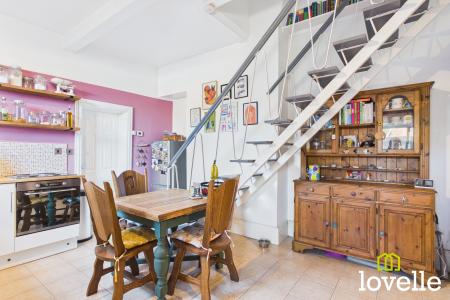 2 bedroom Mews house for sale in Oakwood Mews
