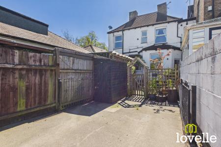 2 bedroom Mews house for sale in Oakwood Mews
