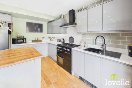 4 bedroom Detached house for sale in Hallgate, Cottingham, HU16