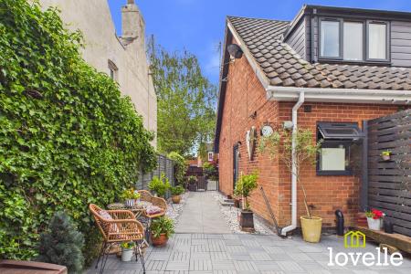 4 bedroom Detached house for sale in Hallgate, Cottingham, HU16