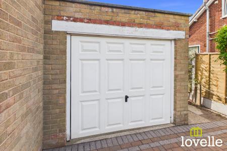 4 bedroom Detached bungalow for sale in Winston Drive, Cottingham, HU16