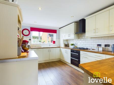 5 bedroom Detached house for sale in Manor Garth, Skidby, HU16