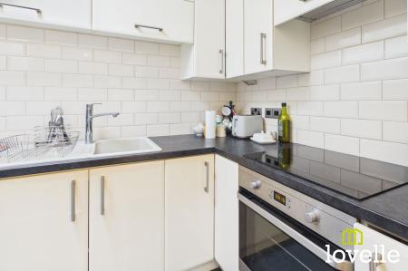 2 bedroom Flat for sale in Newgate Street, Shardeloes Court Newgate Street, HU16