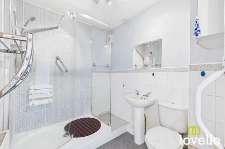 2 bedroom Flat for sale in Elm Tree Court, Cottingham, HU16