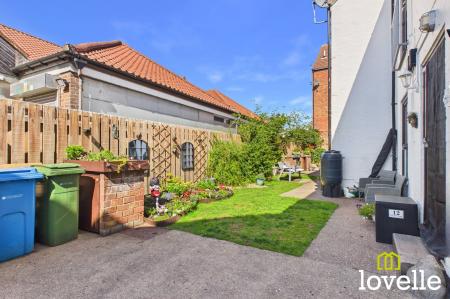 2 bedroom Flat for sale in Elm Tree Court, Cottingham, HU16