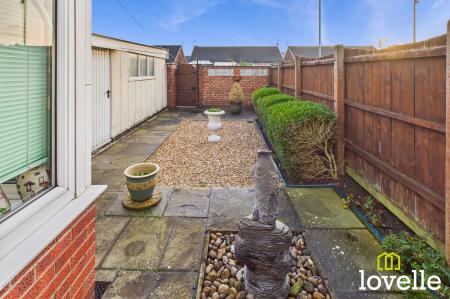 2 bedroom Semi-detached bungalow for sale in Stonesdale, Hull, HU7